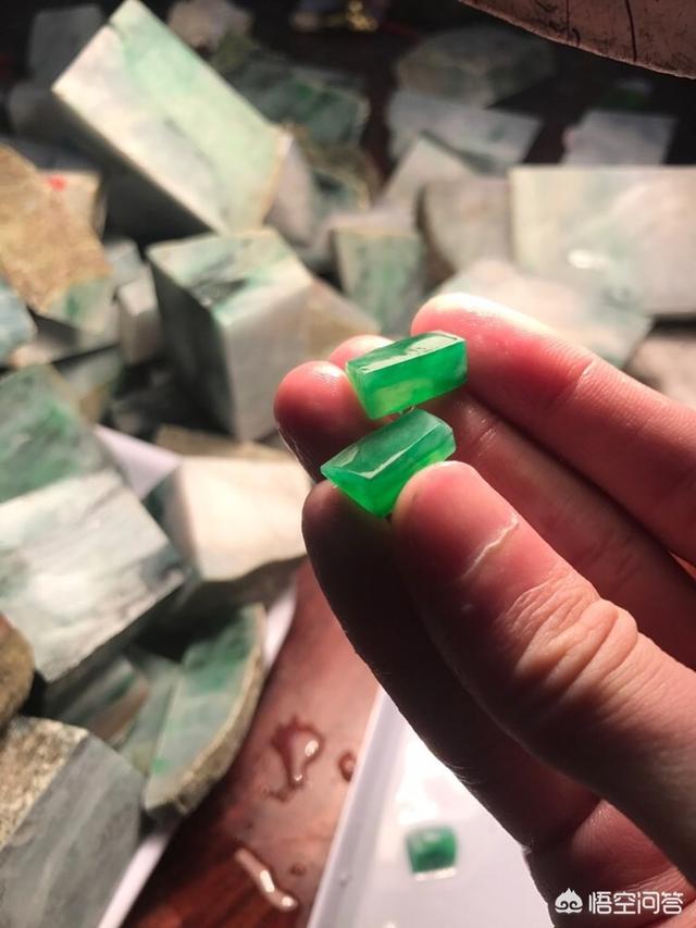 一亿翡翠原石切200亿,翡翠原石是怎么切割加工的？