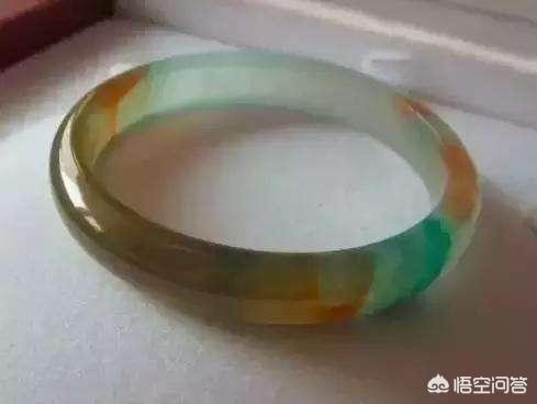 翡翠b货在灯光下的图片,长期佩戴翡翠B货会对人体有害吗？