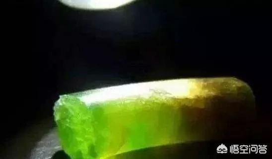 怎样鉴别翡翠的真假一杯水,翡翠的鉴别方法用水泡靠谱吗？