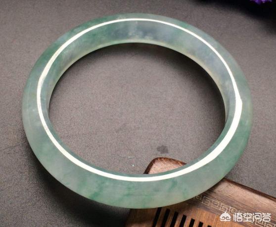 糯冰飘花手镯市场价多少,这翡翠手镯大家看看值多少？