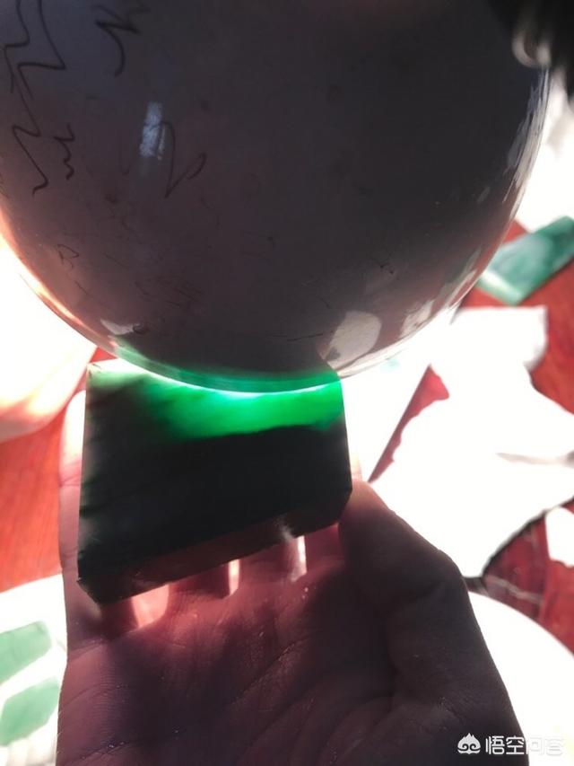 一亿翡翠原石切200亿,翡翠原石是怎么切割加工的？