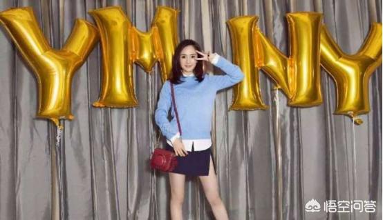 杨幂海洋之心项链:杨幂被称为街拍女王，她的穿搭有什么可以借鉴的？