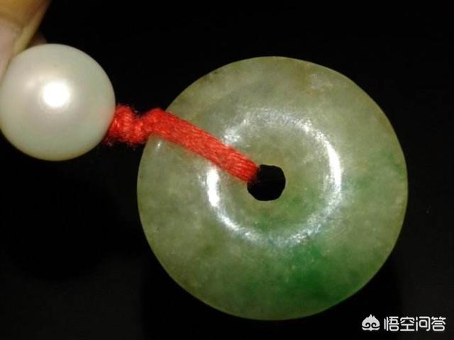 翡翠戴着会发生什么变化,翡翠首饰佩戴久后绿色真的会变多吗？