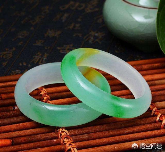 翡翠b货在灯光下的图片,长期佩戴翡翠B货会对人体有害吗？