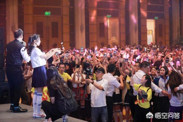 张庭的老公是谁:47岁张庭穿学生制服帮老公庆生，你怎么看？