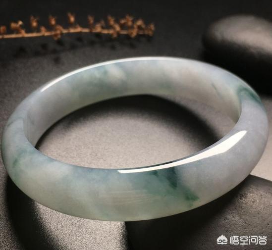 糯冰飘花手镯市场价多少,这翡翠手镯大家看看值多少？