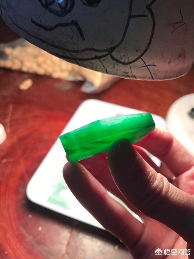 一亿翡翠原石切200亿,翡翠原石是怎么切割加工的？