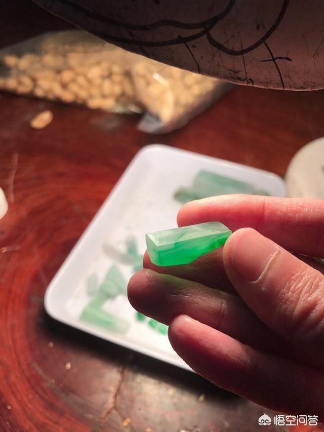 一亿翡翠原石切200亿,翡翠原石是怎么切割加工的？