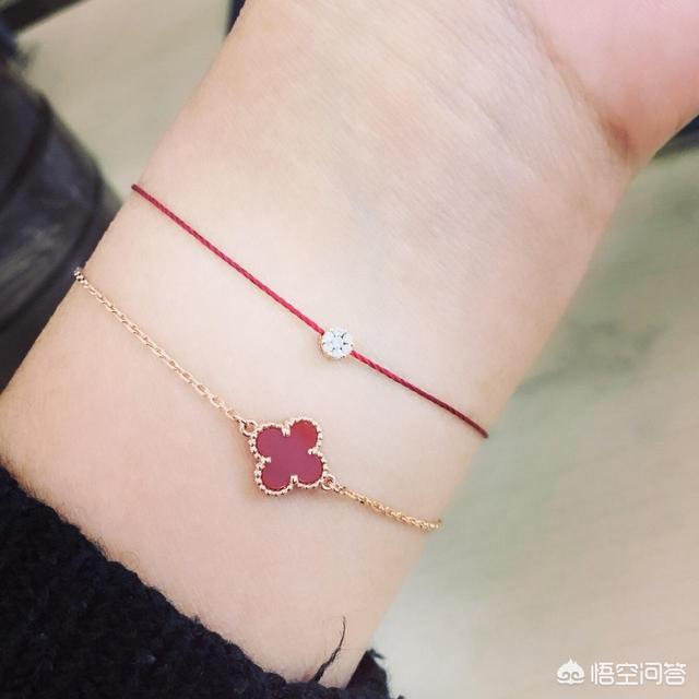 时尚黄金手镯,怎样把黄金首饰戴出时尚的感觉？