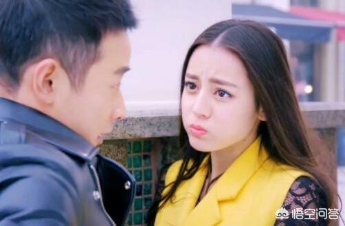 女生暗恋男生的表现,暗恋你的女人，会有哪些表现呢？
