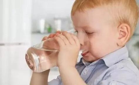小朋友不可以喝矿泉水吗，纯净水适合婴幼儿饮用吗？