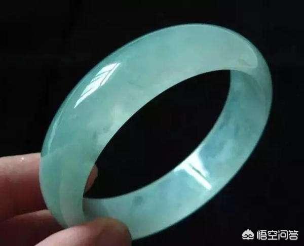 玉发黄是不是好玉,买的翡翠佩戴时间久了变黄是什么原因？