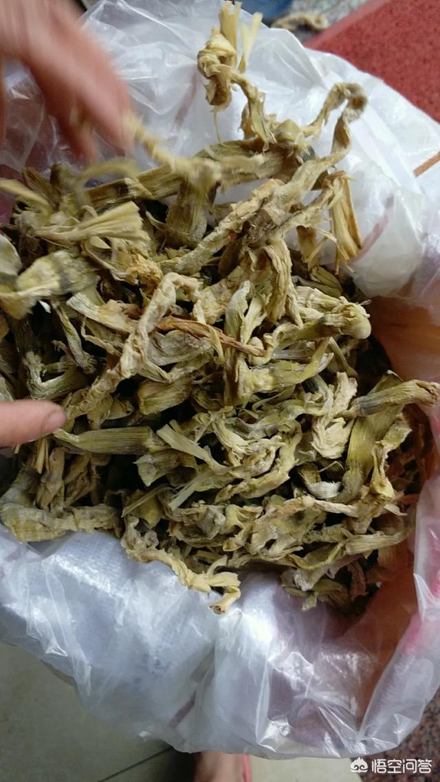 在菜场买了一斤竹笋干,回来一发,结果白得不正常,请问这种笋干能吃吗?