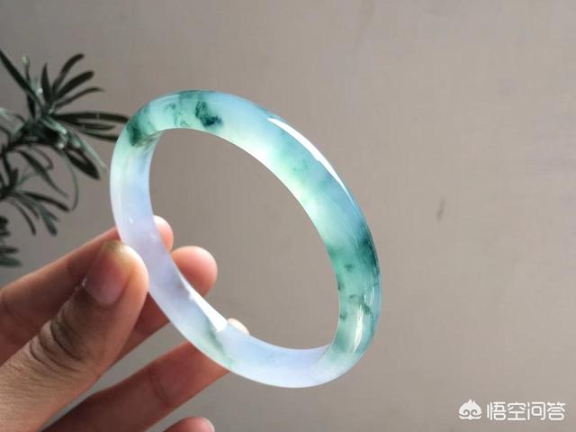 玉手镯取不下来怎么办,试戴8800元镯子取不下来怎么办？