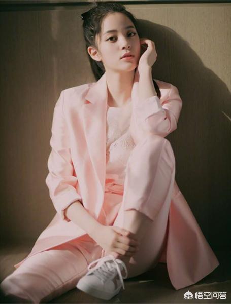 辣妈章泽天跟欧阳娜娜同框不输少女感，两人谁更美