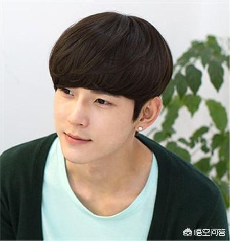 你觉得男生是微肌肉好看还是大块头肌肉好看