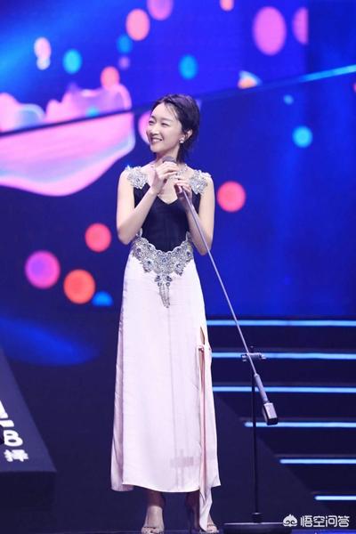 辣妈章泽天跟欧阳娜娜同框不输少女感，两人谁更美