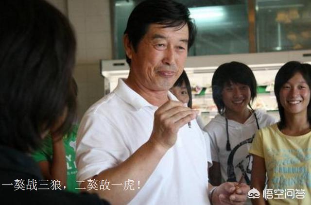 朱茵家的藏獒图:我家的藏獒犬为什么总是流眼泪，眼睛上老是脏，有什么办法吗？