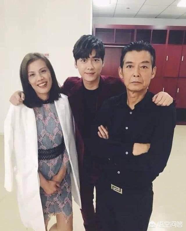 刘亦菲小姨:范冰冰与父亲同台献唱，娱乐圈还有哪些高颜值的明星父母