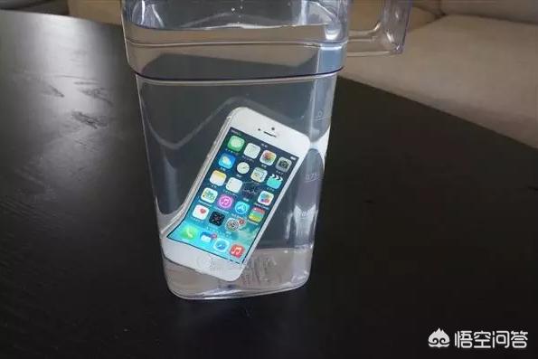 苹果手机掉水里怎么处理：手机掉水里正确处理方法