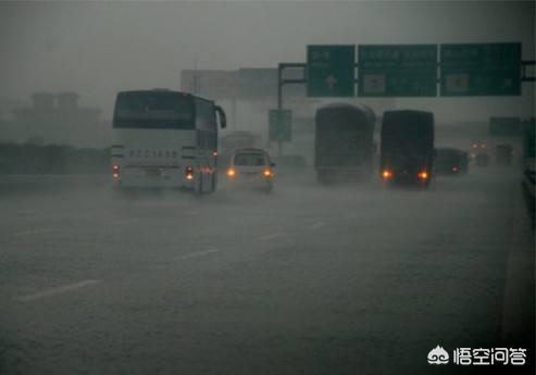 开车时遇到暴雨看不清，该怎么办？