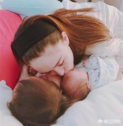 大家觉得是自己有钱了，再怀孕生小孩，还是家人催就生了？