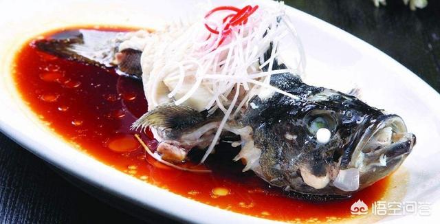饭店的清蒸鲈鱼为啥那么好吃，除了用蒸鱼豉油，清蒸鱼的汁怎么调最好吃？