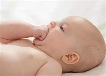 宝宝为啥碰到啥就吃啥，婴儿喜欢吃手的原因是什么