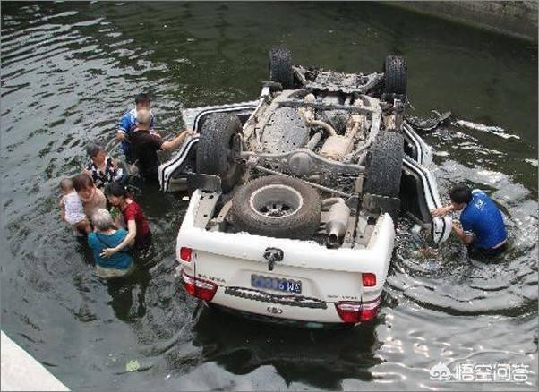 车掉水里怎么逃生,汽车掉水里了如何逃生？后备箱逃生功能有什么用？