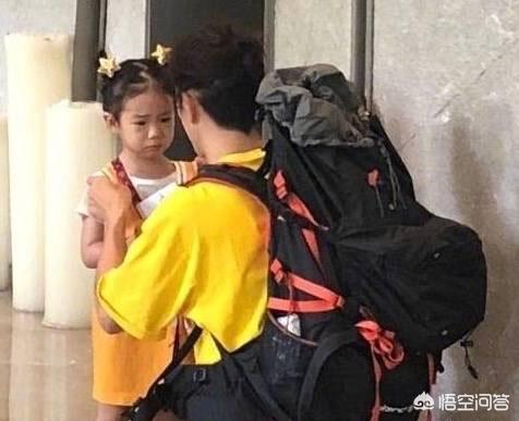 lucky探班戚薇:网友评论：戚薇女儿lucky越来越像她了？你认为呢？