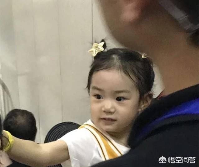 lucky探班戚薇:网友评论：戚薇女儿lucky越来越像她了？你认为呢？