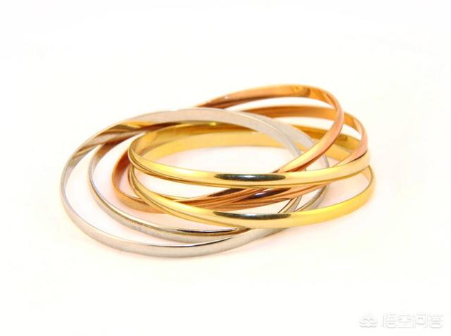 手镯怎么戴好看,金手镯和银手镯如何戴一起才好看呢？