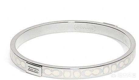 手镯怎么戴好看,金手镯和银手镯如何戴一起才好看呢？