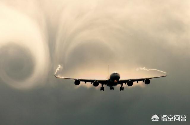 坐飞机遇到奥特曼图片，你们坐飞机有没有遇到强气流晃动特别大的时候