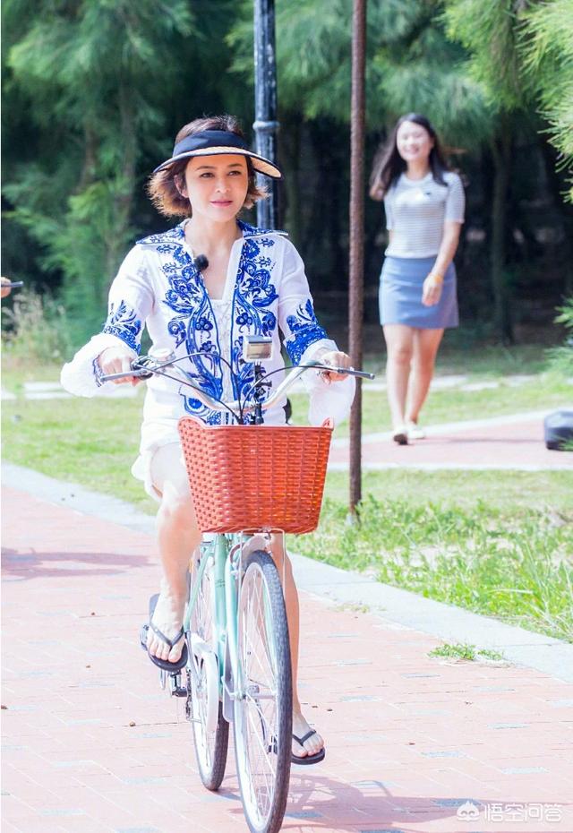 关芝琳图片:王祖贤与关之琳年轻时衣品互不相让，二十年后，两人谁更美？