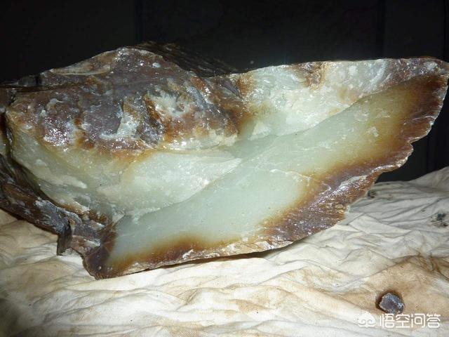 和田玉干涩是什么原因,怎么分辨和田玉的且末料和俄料呢？