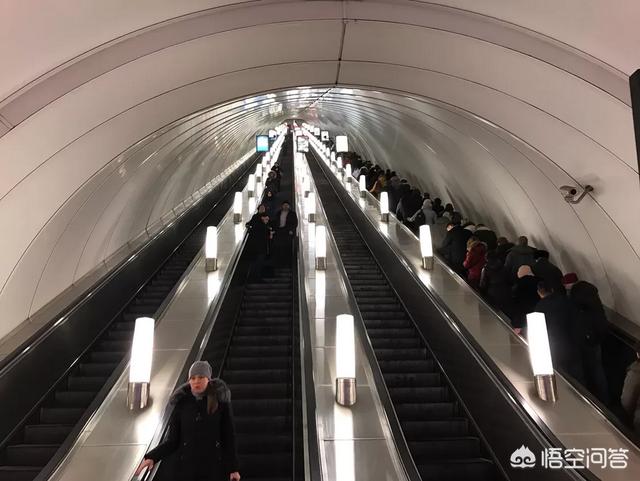 俄罗斯红场位于哪个城市:俄罗斯首都莫斯科的名胜古迹多吗？