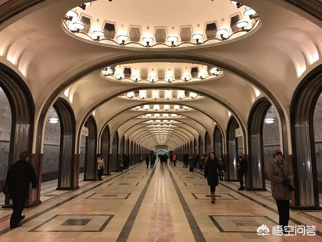 俄罗斯红场位于哪个城市:俄罗斯首都莫斯科的名胜古迹多吗？