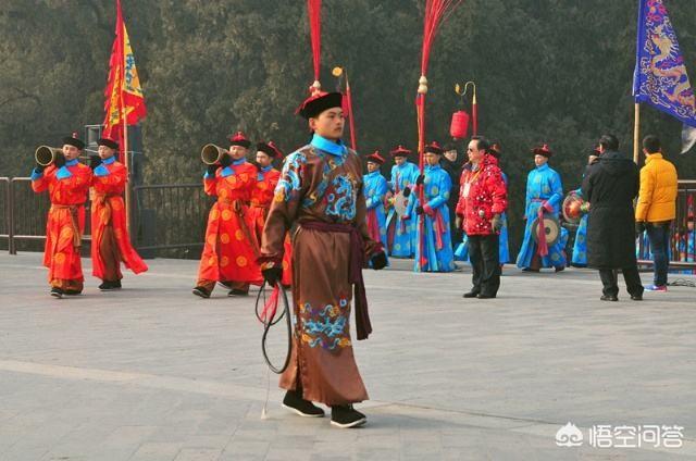 《雍正王朝》里一个人总在宫殿外面甩那个鞭子是什么意思？