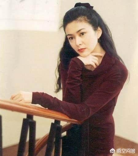 关芝琳图片:王祖贤与关之琳年轻时衣品互不相让，二十年后，两人谁更美？