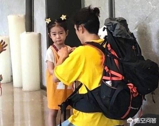 lucky探班戚薇:网友评论：戚薇女儿lucky越来越像她了？你认为呢？