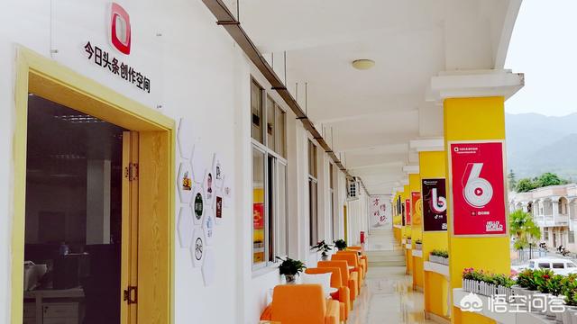 今日头条CEO张一鸣与家乡龙岩市签署合作协议,建今日头条龙岩学院,互联网大佬都在用什么方式建设家乡？