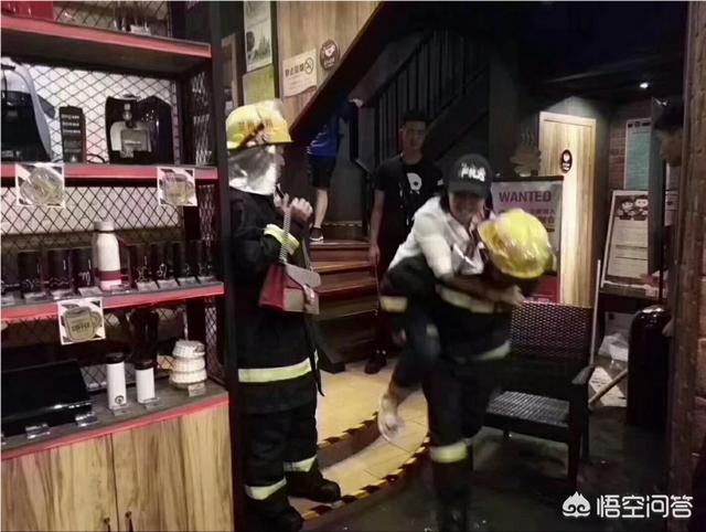消防员救狗跳粪坑:怎么看待兰州突降暴雨，消防员营救“巨婴”？
