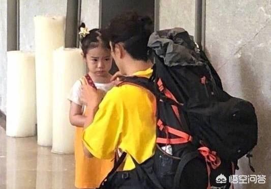 lucky探班戚薇:网友评论：戚薇女儿lucky越来越像她了？你认为呢？