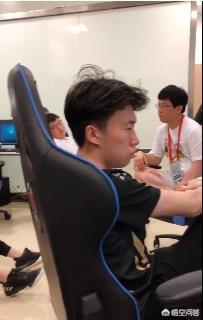 《英雄联盟》洲际赛RNG首战失利后训练到凌晨,走a怪直接在椅子上睡着,你怎么看？