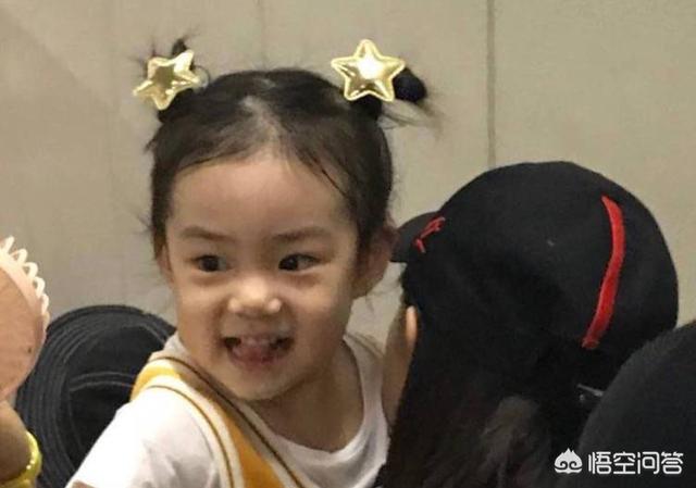 lucky探班戚薇:网友评论：戚薇女儿lucky越来越像她了？你认为呢？
