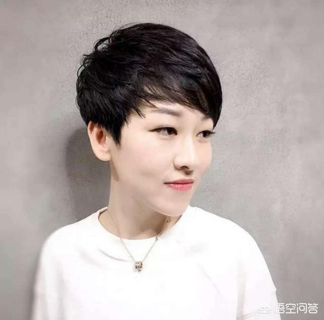 梁咏琪短发发型图片:剪短发如果不染发会土气吗？