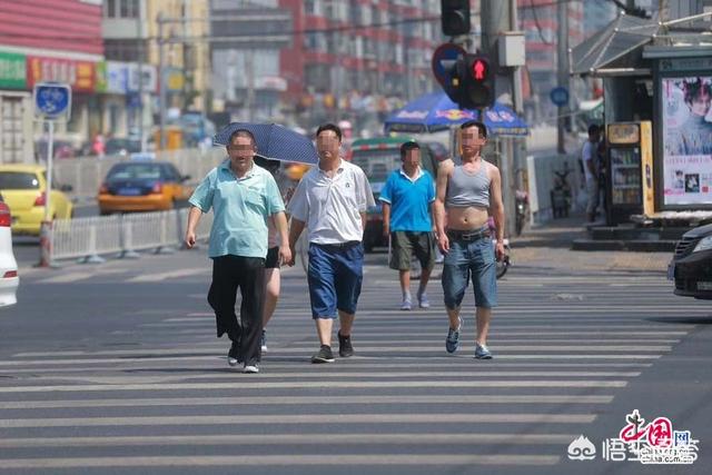 行人闯红灯狗狗绿灯过马路:交通事故，我爸开车正常绿灯行驶，行人闯红灯被撞伤，如何处理？