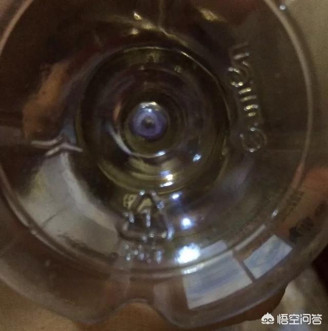 车上放瓶水:有人说车子里放矿泉水会付出惨痛代价，为什么？