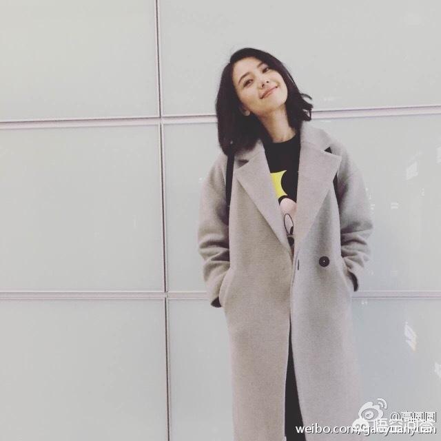 美女遛狗街拍:高圆圆为什么被称为街拍时尚达人？